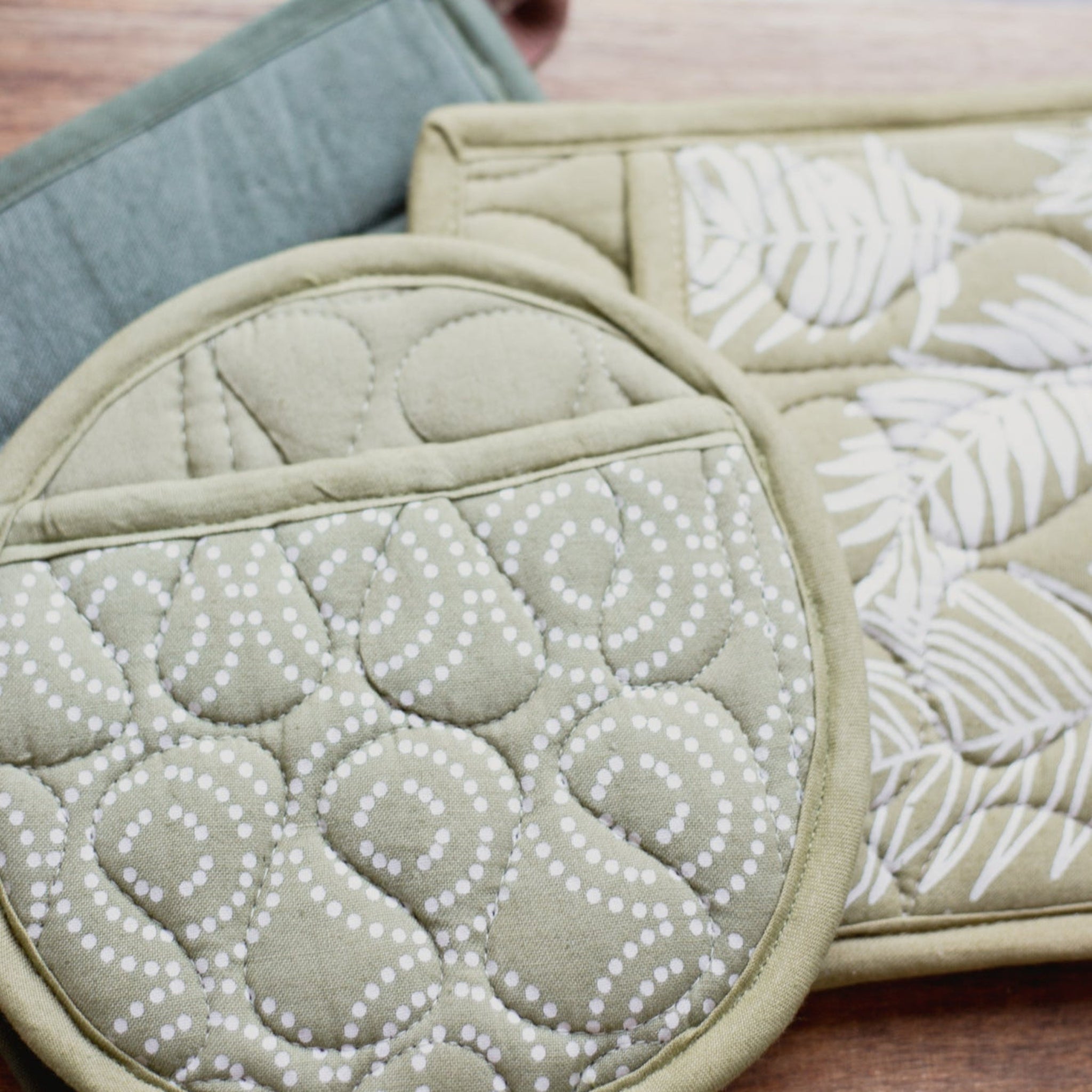Pie Mitt Set - Kenyan materials and design for a fair-trade social enterprise