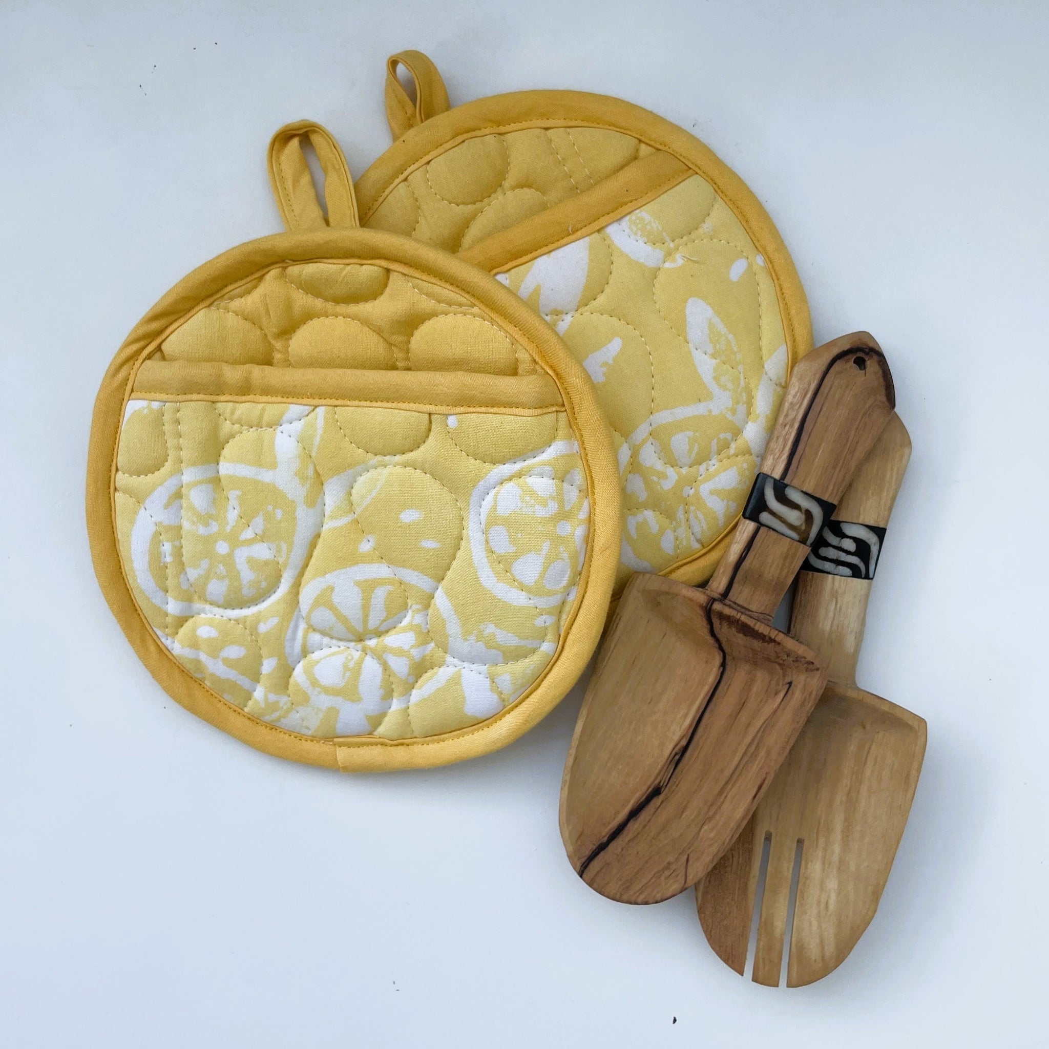 Pie mitt and spoon set - handmade by the Amani women in Kenya using local Kenyan materials for a Fair-Trade social enterprise