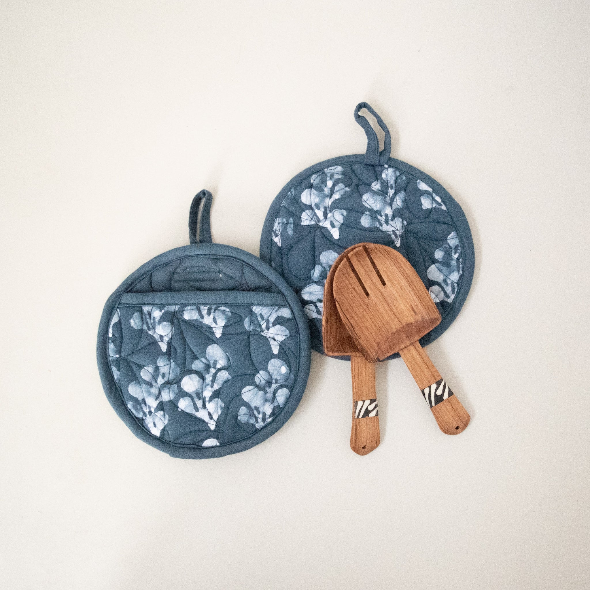Pie mitt and spoon set - handmade by the Amani women in Kenya using local Kenyan materials for a Fair Trade social enterprise